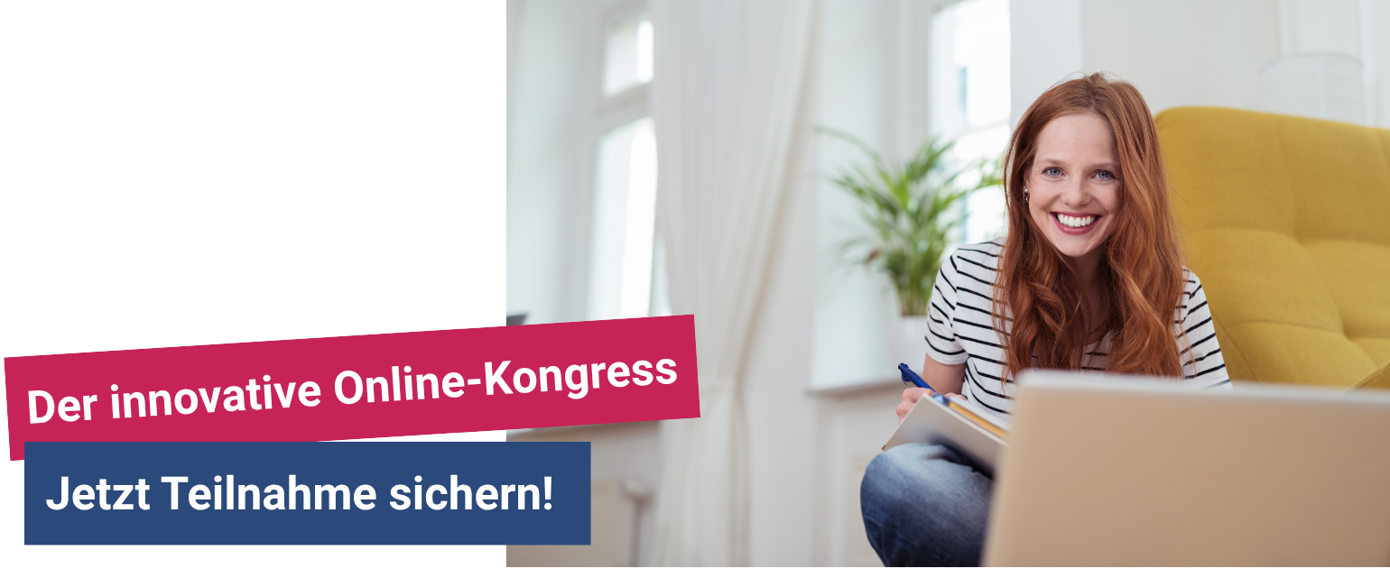 Glückliche Frau/Hebamme zu Hause vor einem Laptop