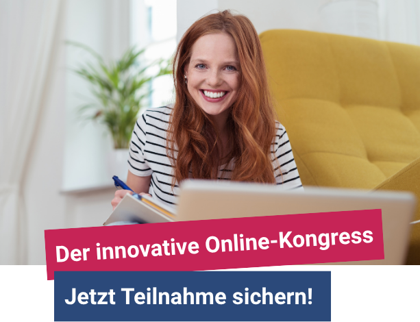 Glückliche Frau/Hebamme zu Hause vor einem Laptop